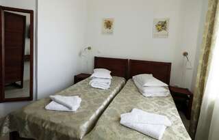 Отель Casa Colinelor Urlaţi Двухместный номер с 1 кроватью или 2 отдельными кроватями-2