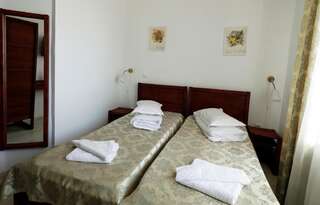 Отель Casa Colinelor Urlaţi Двухместный номер с 1 кроватью или 2 отдельными кроватями-8